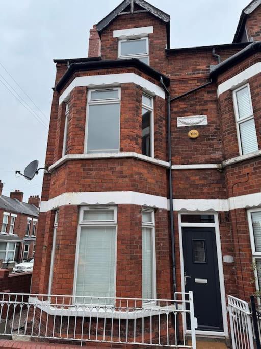 Stylish, Spacious And Central 4 Bedroom House Hébergement de vacances Belfast
