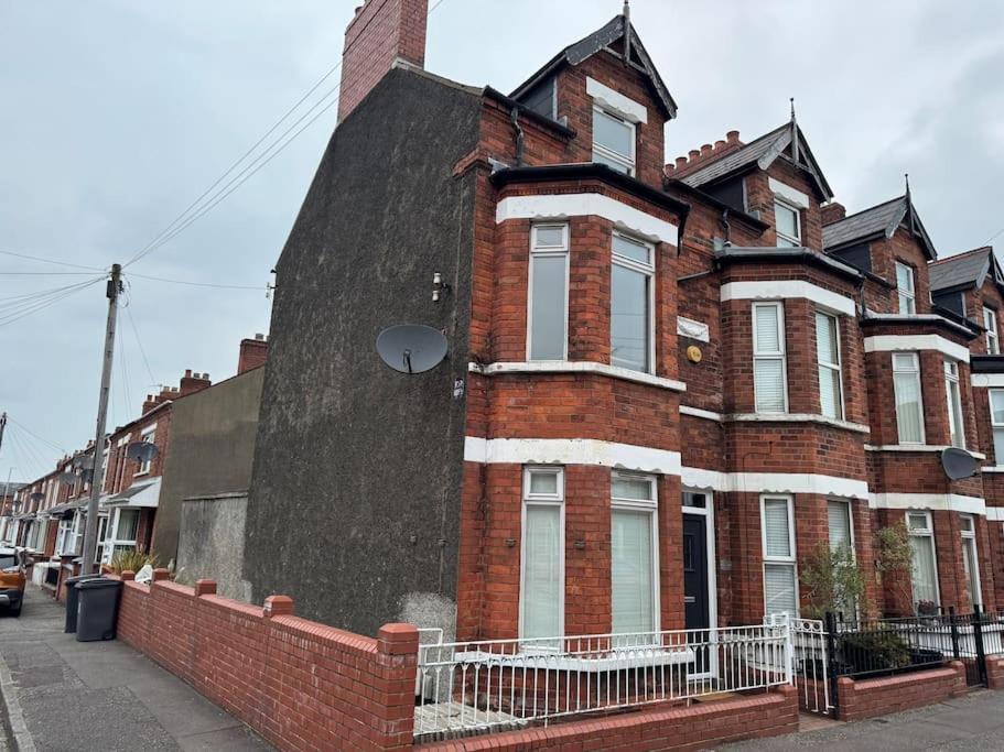Stylish, Spacious And Central 4 Bedroom House Hébergement de vacances *