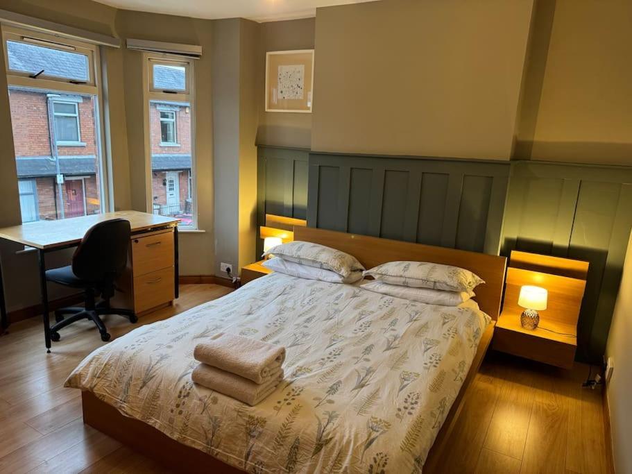 Stylish, Spacious And Central 4 Bedroom House Hébergement de vacances Belfast