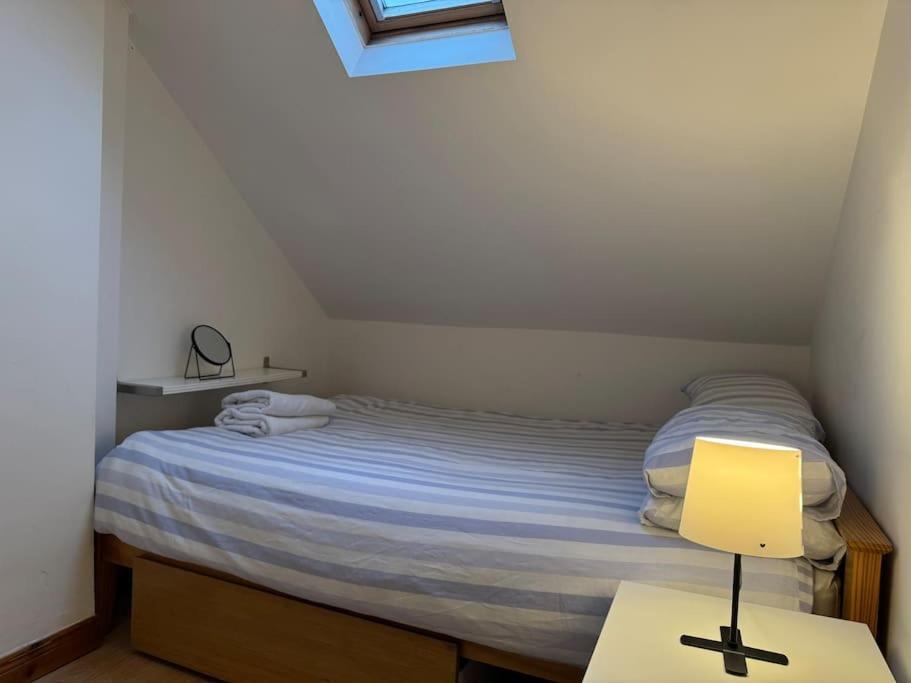 Stylish, Spacious And Central 4 Bedroom House Hébergement de vacances *