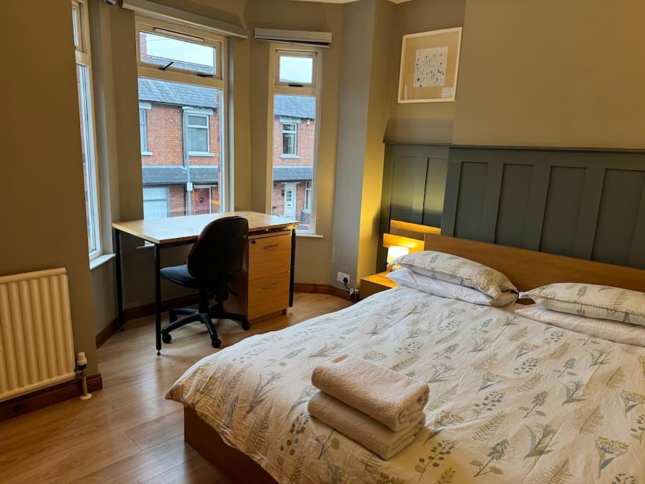Stylish, Spacious And Central 4 Bedroom House Hébergement de vacances Belfast