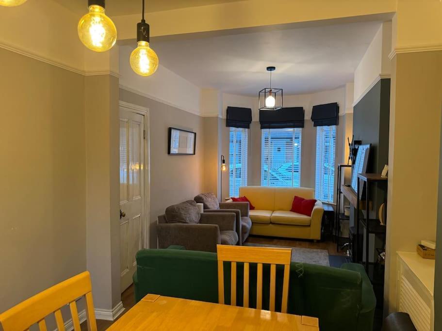 Stylish, Spacious And Central 4 Bedroom House Belfast